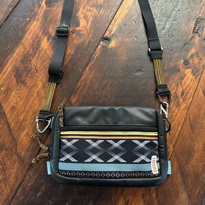Chums crossbody!